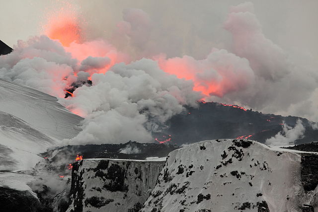 Eyjafjallajökull eruptions Fimmvörðuháls fissure lava